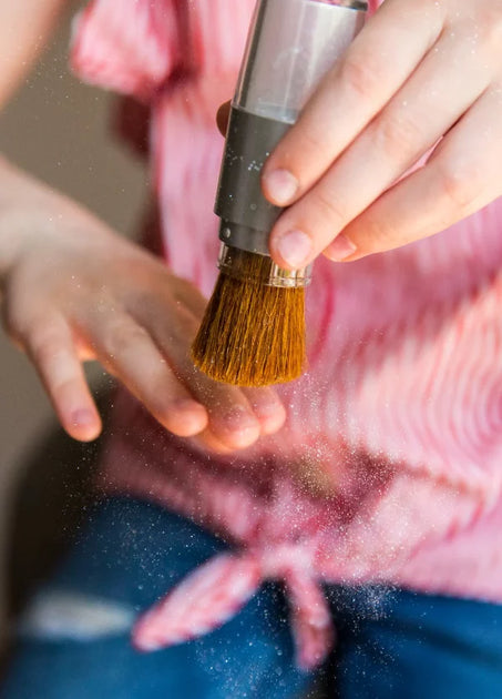 Набір косметики у клатчі рожевого кольору: пудра з блискітками та бальзам для губ